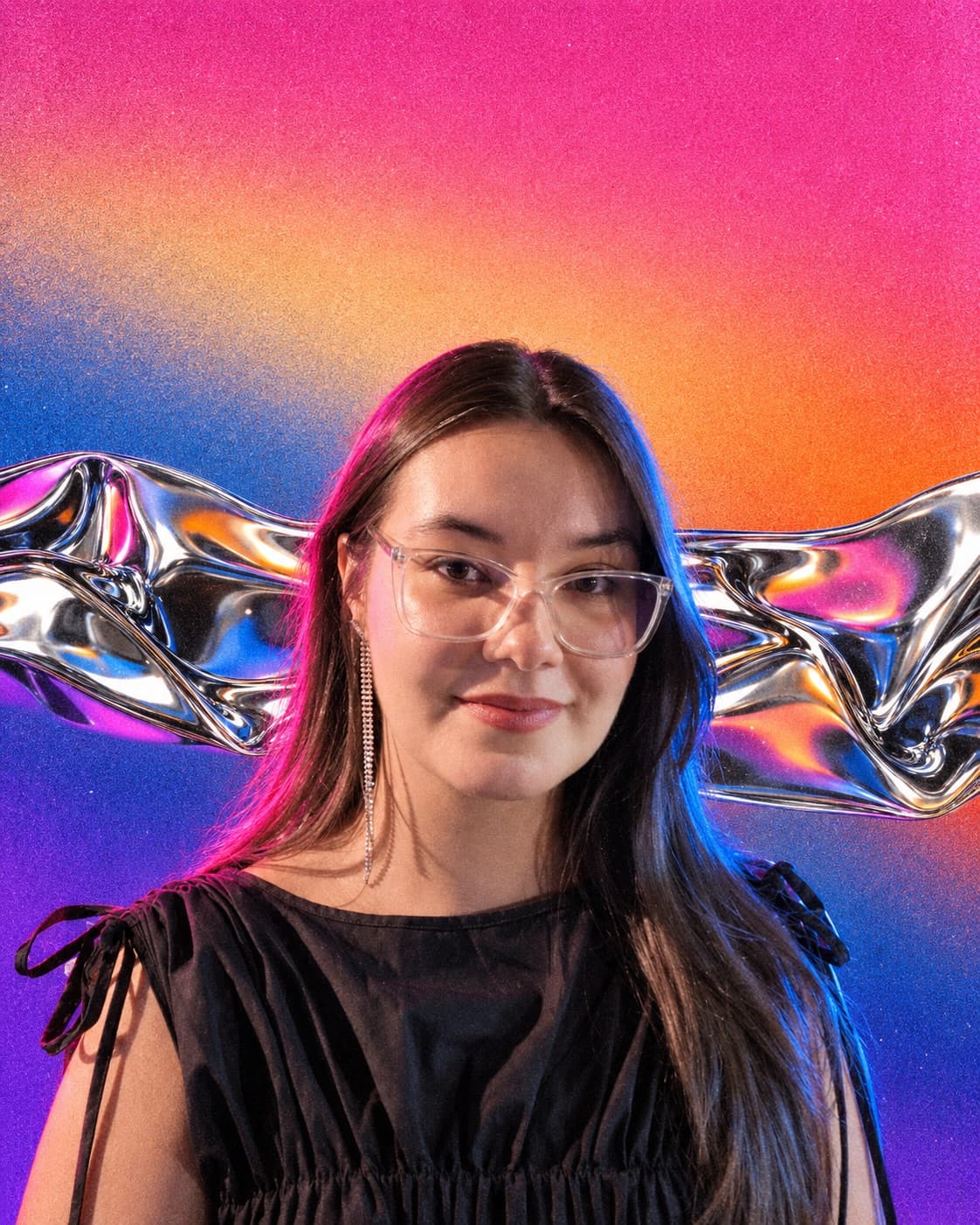 Retrato de Lisany Krug Mareto sobre um gradiente granulado em rosa, laranja, azul e violeta, com uma faixa de cromo líquido atravessando atrás dos ombros.